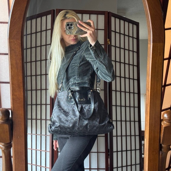 COACH Black Signature Pattern Shoulder Bag - Picture 3 of 11